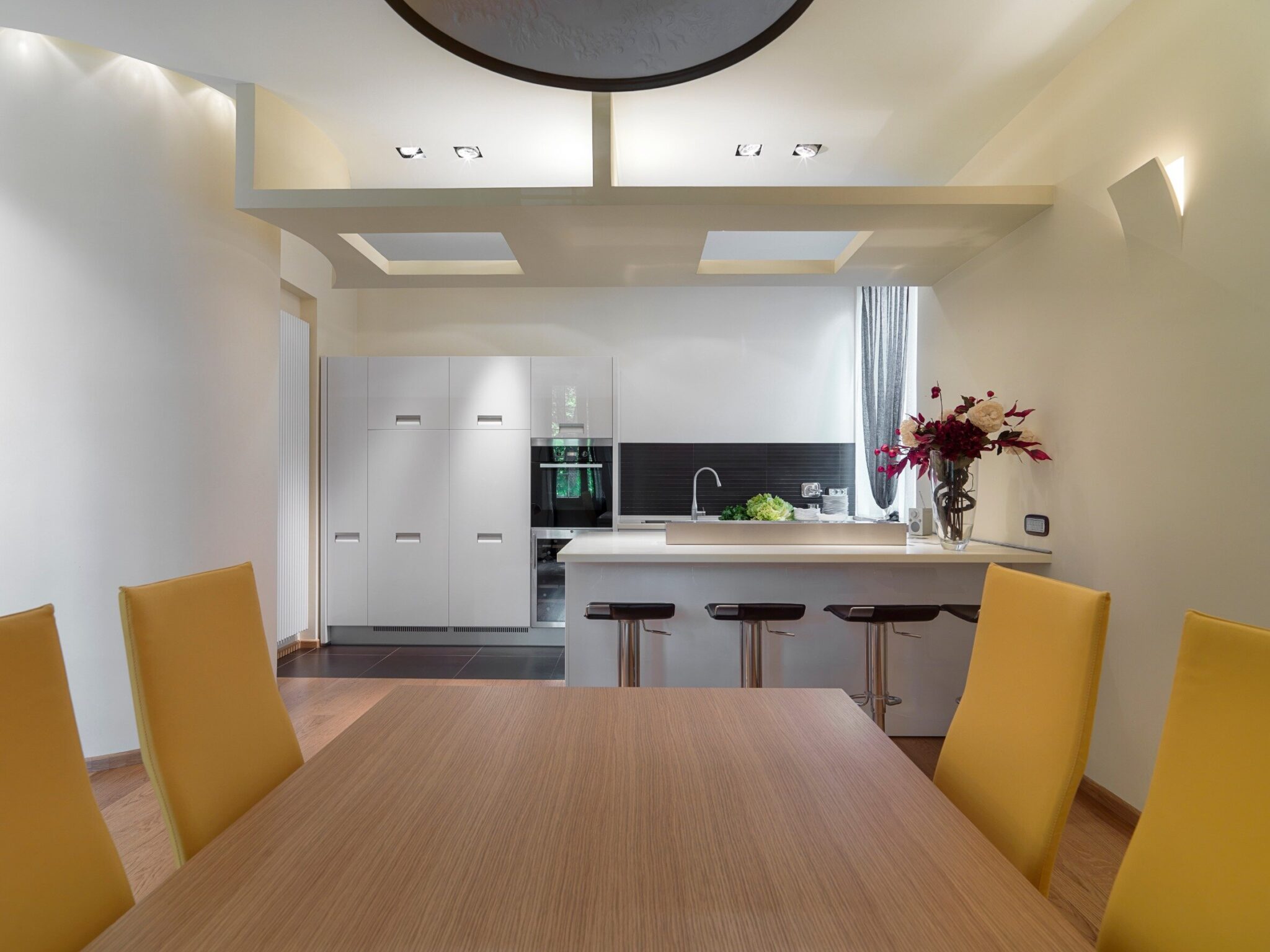 Comment bien aménager une cuisine carrée ? - Architecture & Construction